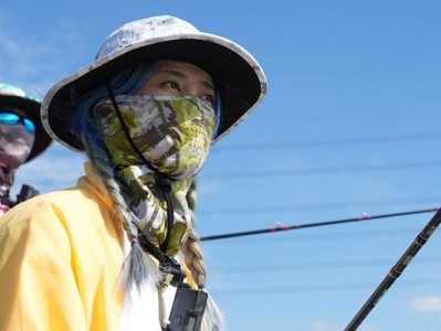 路亚小哥和女友钓鱼大比拼（展开激烈角逐，谁是真正的鱼王？）
