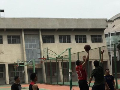 4v4小篮球比赛中的防守5秒规则剖析（如何利用防守5秒规则提高比赛胜率）