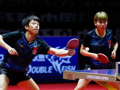 精彩绝伦的乒乓球双打表演（巧妙配合的击球艺术）