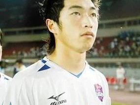 成为一名出色的中后卫——踢足球的技巧（提升你在场上的防守能力，成为球队的守护神）