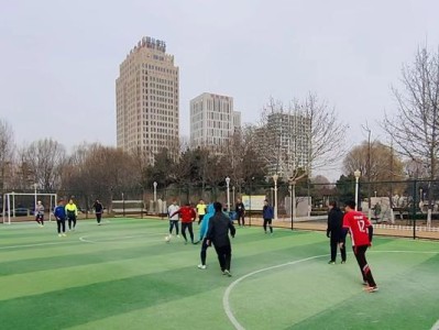 足球野球场跑位技巧解析（如何在足球比赛中有效利用野球场跑位，提高战术配合和进攻效果）