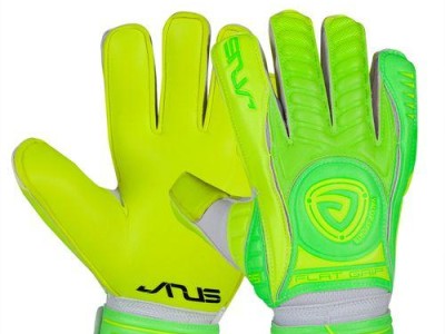 足球守门技巧大揭秘（如何成为一名出色的门将？）