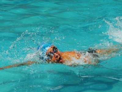 探索游泳的天赋和技巧（发掘游泳才能的关键技术和训练方法）