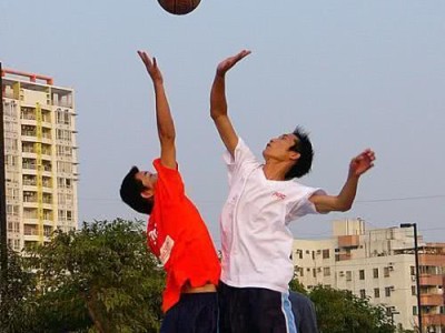 篮球中的双手防守犯规（技巧、规则与策略）
