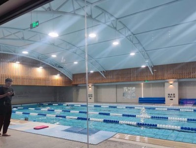 如何通过慢动作打水提高游泳技巧（以细腻动作来完善游泳姿势，提高游泳效果）