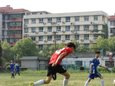 提高中学生足球水平的方法与技巧（培养中学生足球能力的有效途径与要点）