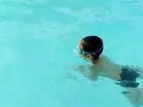 女生学游泳的技巧与方法（轻松掌握游泳，享受水中的自由）