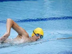 教娃儿游泳换气技巧的方法（让孩子学会游泳换气，培养良好的呼吸习惯）
