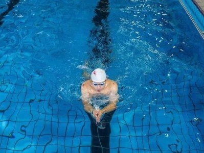 学游泳老师的转身聊天技巧（如何以学游泳老师的转身聊天技巧提高教学效果）