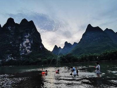 畅游水中乐趣，掌握游泳打水仗的方法和技巧（水中对决，以游泳打水仗尽情释放激情与快乐）