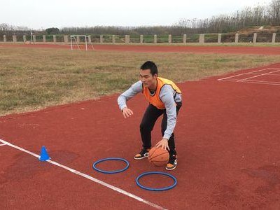 篮球技巧大全（打造高效防守和出色运球的秘籍）