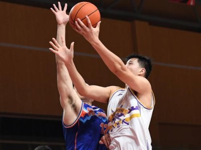 突破对手防守的关键——上篮技巧解析（以篮球上篮对方举起手防守，如何有效突破？）