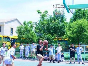 如何应对对方球员离得远时的防守（远程防守策略及技巧）