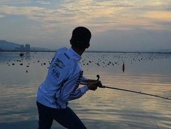 梦见拿路亚钓鱼，预示着什么？（解析梦境中的路亚钓鱼预兆，让你了解自己的未来方向）