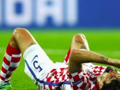 攻破中卫的绝技（足球战术解密与实战技巧）