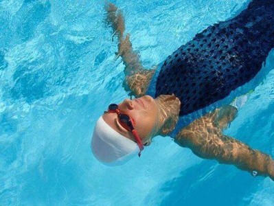 掌握换气技巧，轻松游过25米（游泳25米必备的换气技巧和训练方法）