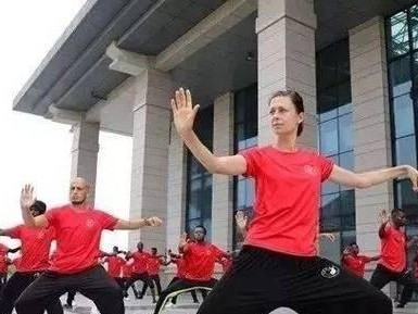 篮球防守中的发暗劲犯规技巧（揭秘篮球防守中常用的发暗劲犯规策略及应对方法）