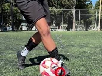 足球耍人技巧教学（掌握关键动作，轻松驾驭足球场）