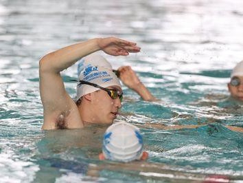 45岁人学游泳的技巧（中年人如何从零基础开始学游泳？）