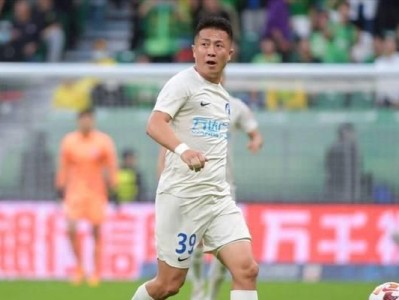 王大爷的足球技巧展示（用脚步舞动的乐章——王大爷的足球精彩时刻）