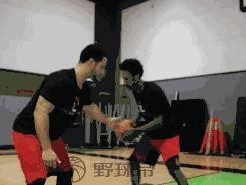 打篮球防守的细节揭秘（掌握这些关键细节，让你成为防守之王）