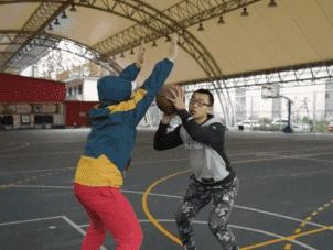 篮球防守前进交叉步教学（掌握交叉步，成为顶尖防守者）