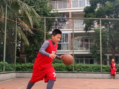 如何提高篮球滑步防守的速度（通过技巧和训练来增加速度）