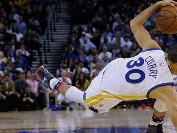 探秘NBA篮球防守基本功（强化防守技巧，提升比赛表现）