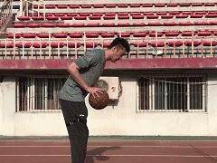 篮球防守中降低重心的重要性（提高反应速度，稳定身体控制，保持平衡）