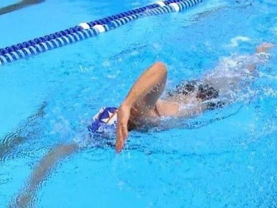 游泳自由技巧教学版——掌握自由泳的正确姿势（通过专业指导，学会自由泳的正确技巧和呼吸方法）