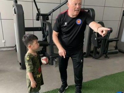 足球教练的驾驶技巧（成为一名出色的足球教练，从驾车开始）