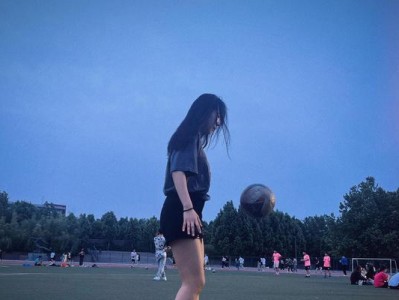 美女踢足球技巧教学（一场华丽的舞蹈——如何成为足坛的女神）