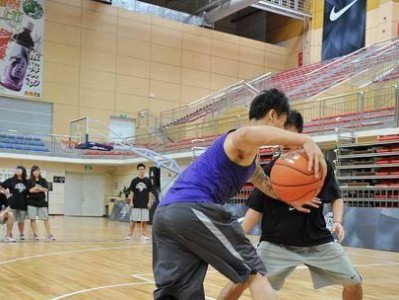 如何实施有效的篮球五打五紧逼防守战术（技巧、战术和团队合作的关键）