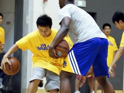 儿童篮球防守姿态动作要领——塑造坚实篮球基础（用正确的姿势提升儿童篮球防守效果）