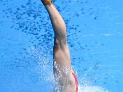 掌握游泳跳台跳水的关键技巧（让你成为优秀的跳水选手）