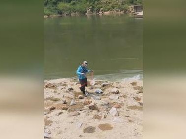 清澈水中的路亚钓鱼乐趣（享受大自然的鱼群嬉戏，轻松捕获丰富收获）