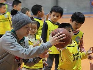 篮球教学防守技巧——培养13岁孩子的防守能力（提高孩子篮球防守水平，让防守成为他们的优势）