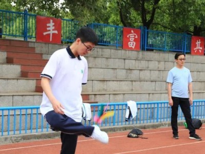 趣味满满！业余足球垫球技巧教学（轻松掌握垫球技巧，提升足球水平）