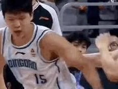篮球防守的正确定义（掌握关键技巧提升防守实力）