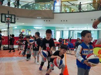 以小篮球4v4比赛中的防守为主题（掌握防守技巧提升比赛表现）