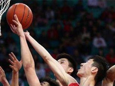 如何有效防止摔倒的侧身篮球防守技巧（侧身防守、摔倒、有效防止）