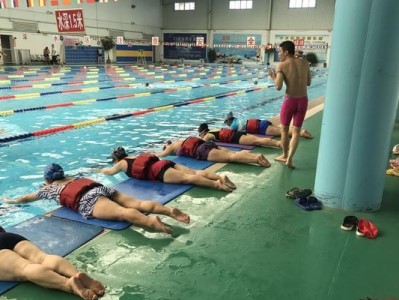 如何培养小学生的游泳技巧（从零基础到游泳高手，打造小学生的水中自信）