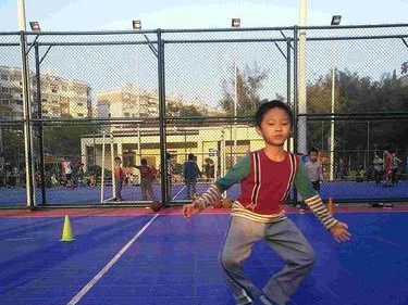 掌握篮球滑步防守，攻击对手无往而不利（击败对手的关键在于滑步防守技巧和进攻突破的能力）