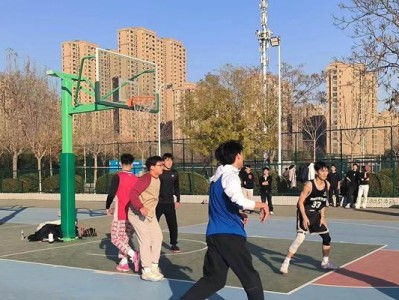如何有效地在篮球场上应对人多情况（掌握关键技巧，提高防守效率）