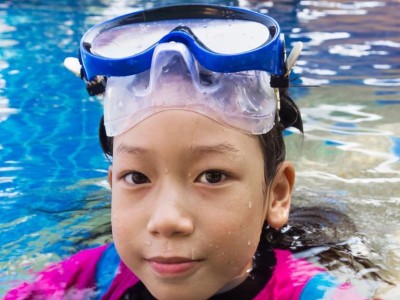 戴眼镜游泳，学习技巧不再模糊（眼镜游泳技巧，戴镜族必备）