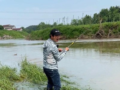 河里钓鱼用路亚杆的优势与建议（挑选适合的路亚杆和技巧，提高钓鱼效果）